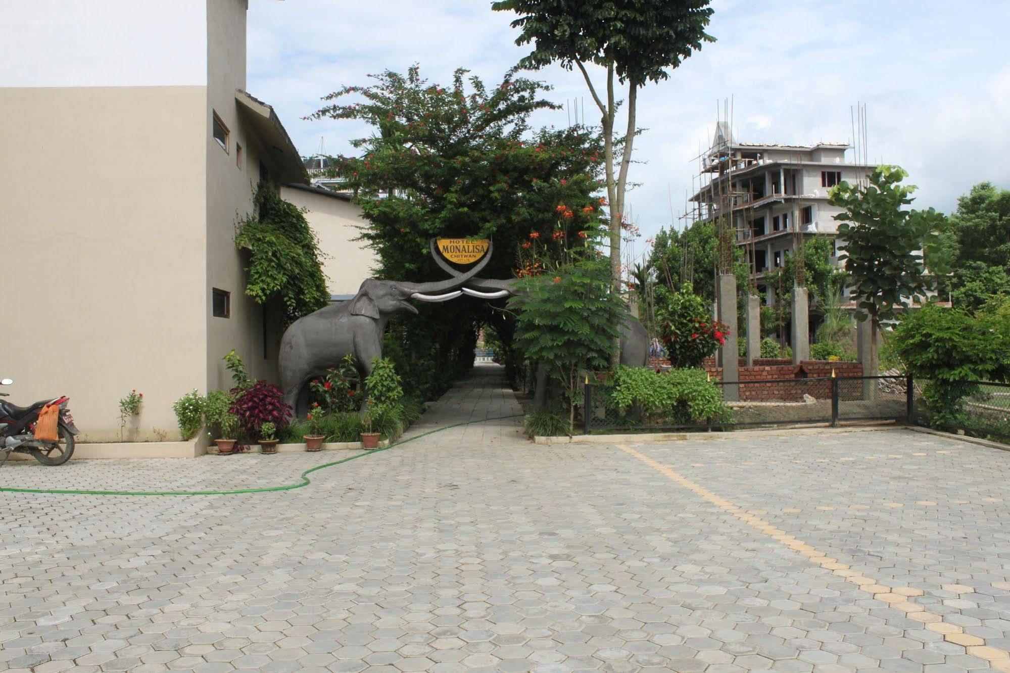 Hotel Monalisa Chitwan Sauraha Exterior photo