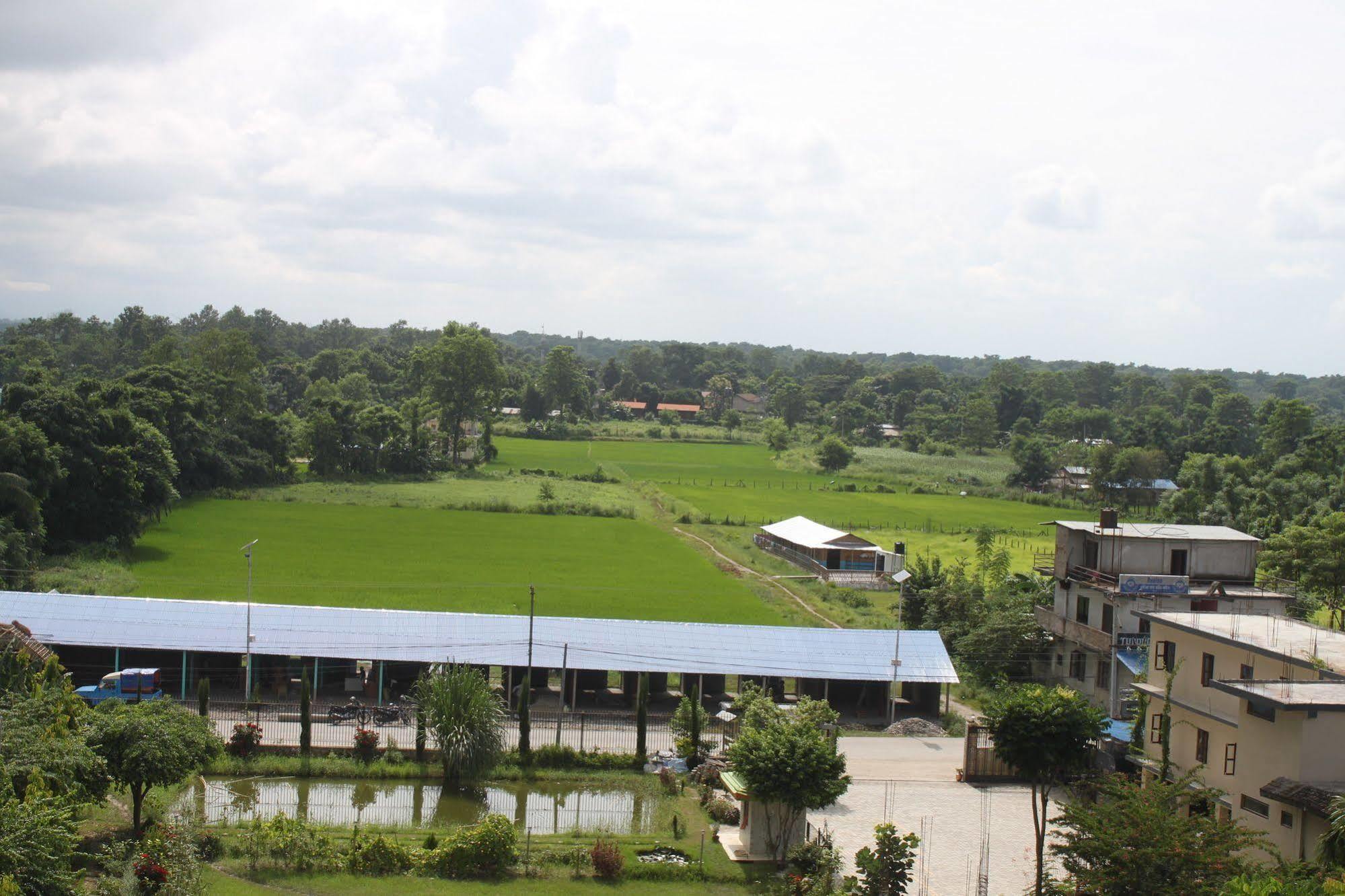 Hotel Monalisa Chitwan Sauraha Exterior photo